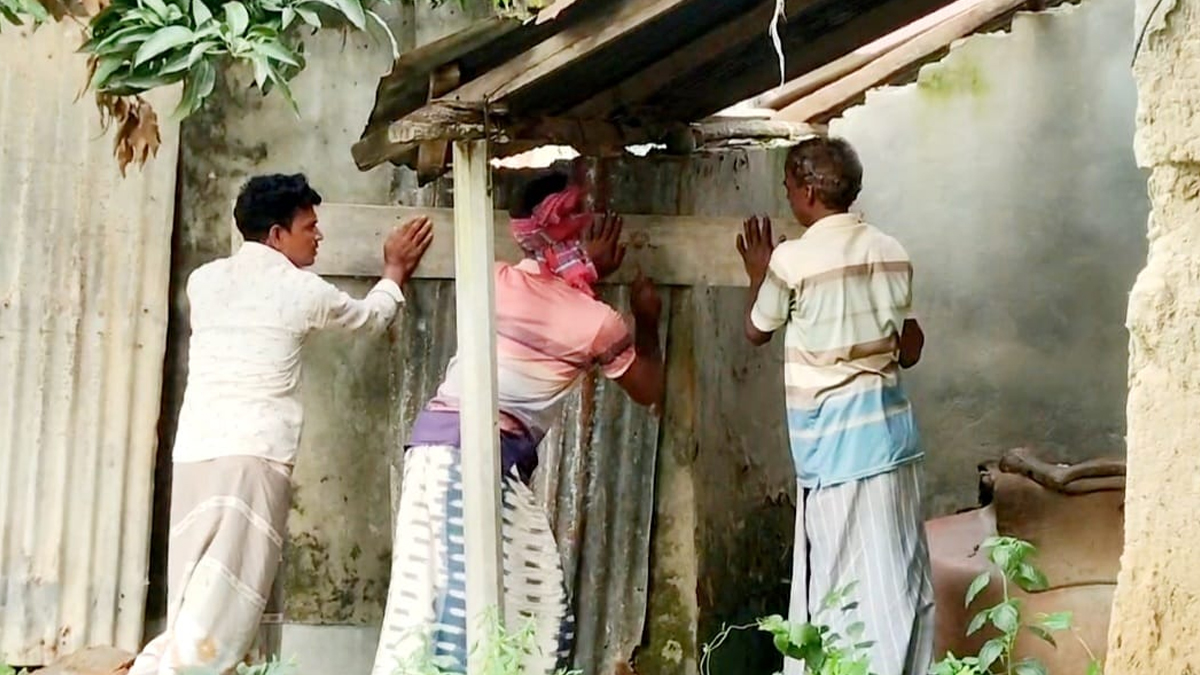 নওগাঁর নিয়ামতপুরে মুক্তিযোদ্ধার বাড়িতে ‘প্রাচীর ভেঙে’ দখলের চেষ্টা