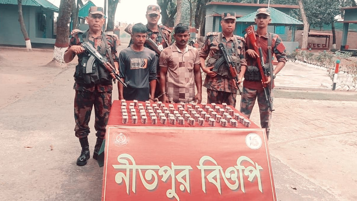 নওগাঁ সীমান্তে বিজিবির অভিযানে ট্যা.পে.ন্টা.ড.ল ট্যাবলেট জব্দ, আটক ২
