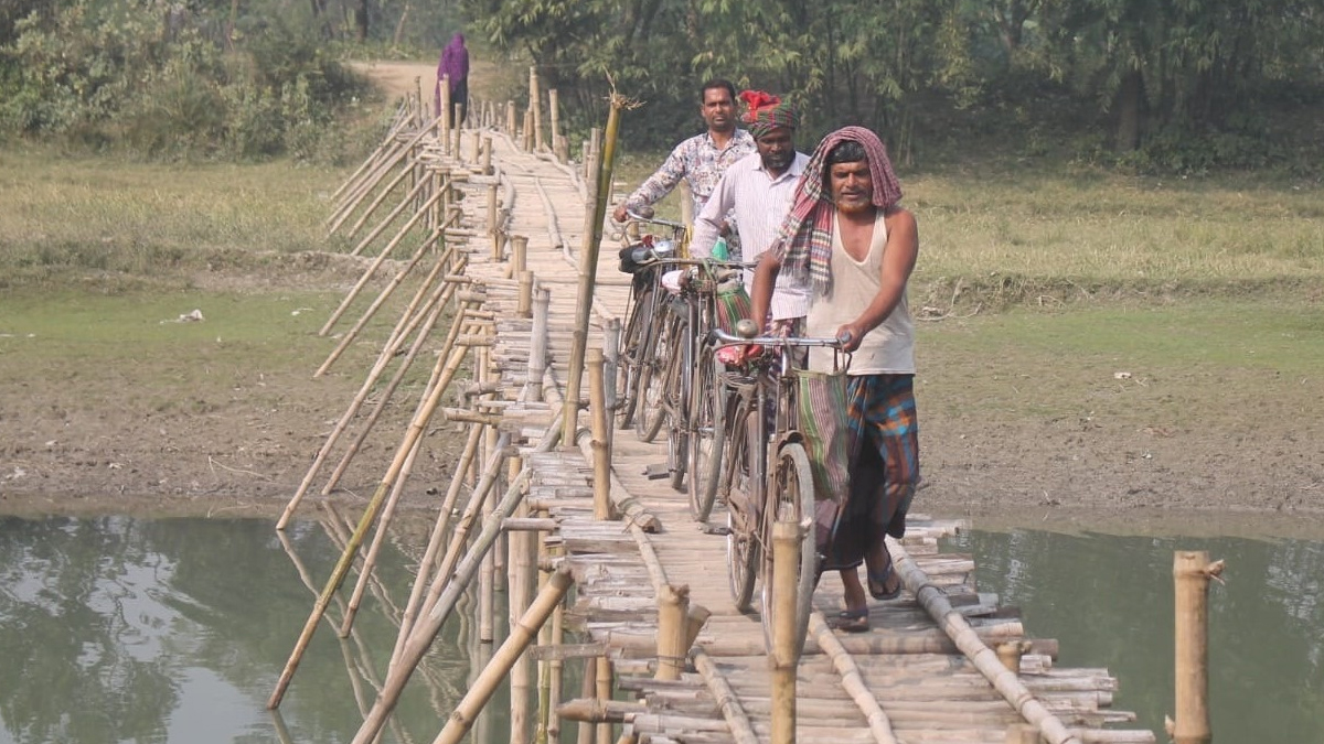 চুয়াডাঙ্গায় সেতুর অভাবে ৫ গ্রামের মানুষের একমাত্র ভরসা বাঁশের সাঁকো