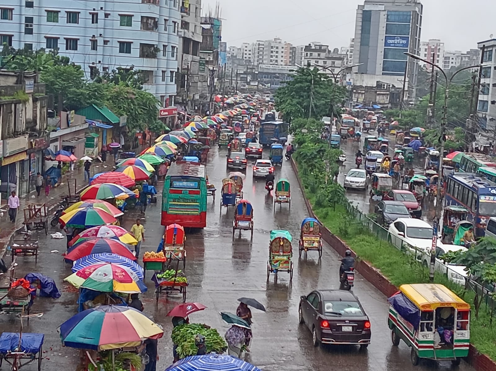 মোহাম্মদপুর প্রধান সড়ক দখল করে কাঁচাবাজার  তীব্র যানজট ও জনভোগান্তি চরমে