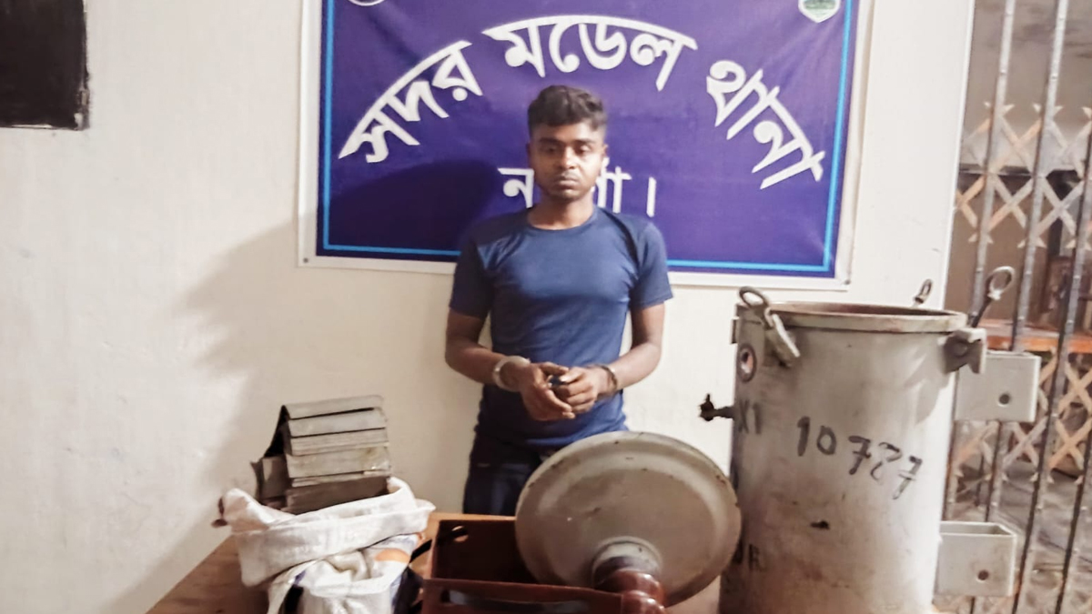 নওগাঁয় ট্রান্সফরমার চুরির সময় যুবক আটক