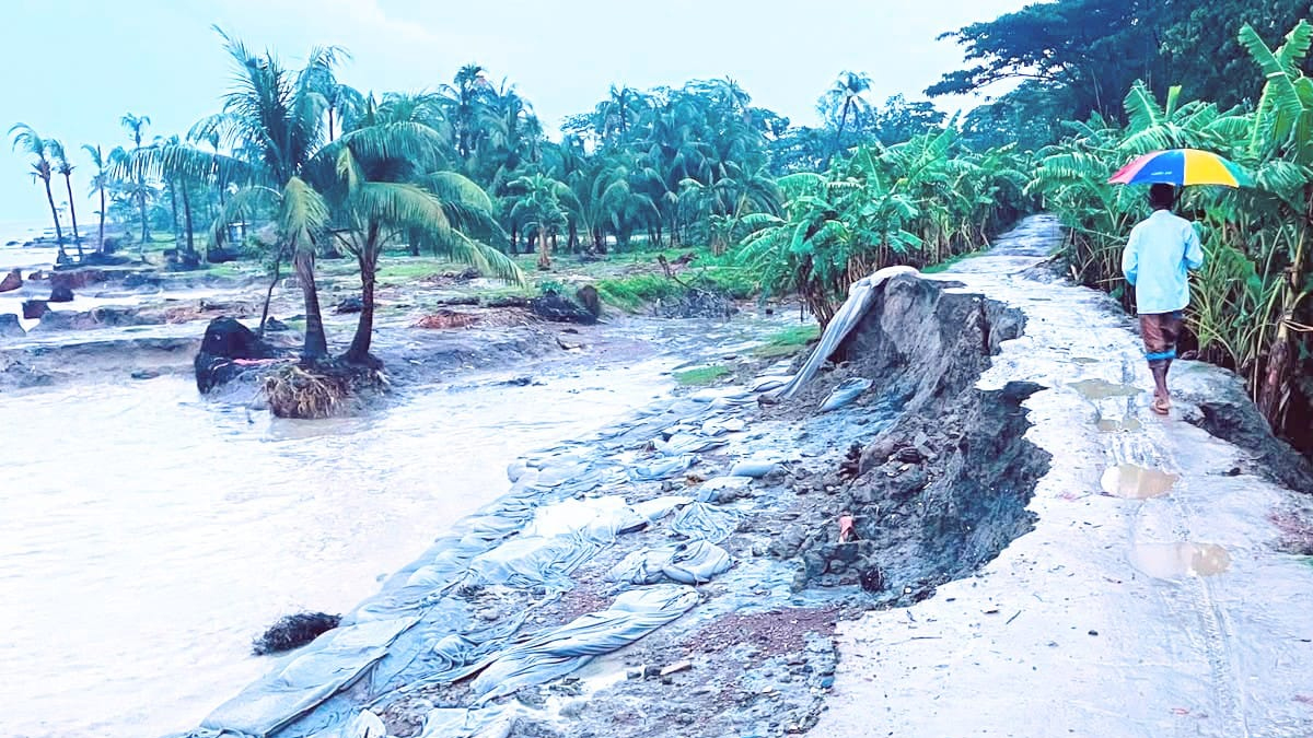 হাতিয়ায় বেড়িবাঁধ ঝুঁকিতে, জিও ব্যাগ বরাদ্দের দাবি স্থানীয়দের