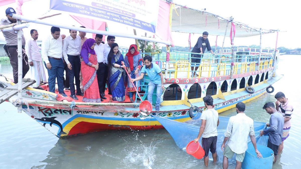 মেঘনা নদীতে মাছের পোনা অবমুক্ত করল নরসিংদী সদর উপজেলা প্রশাসন