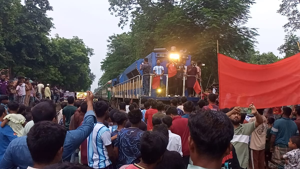 জয়রামপুর স্টেশনে আন্তঃনগর ট্রেনের যাত্রাবিরতির দাবিতে মানববন্ধন