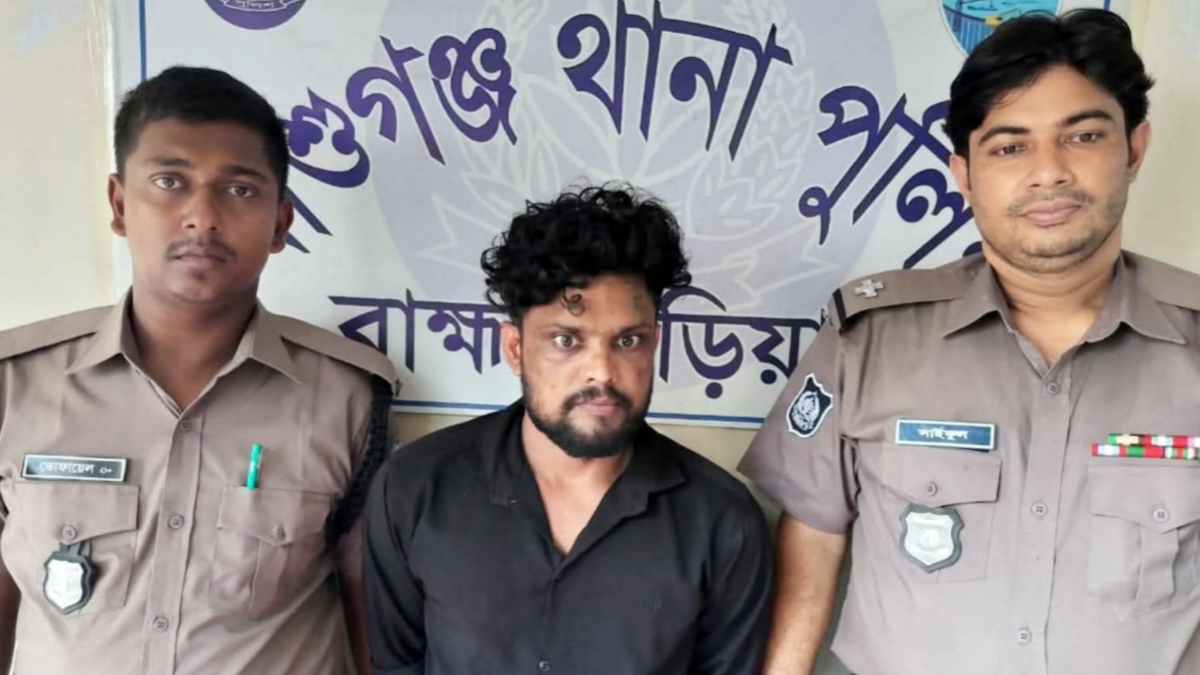 আশুগঞ্জে ৩৮ মামলার আসামি রাসেল ই.য়া.বা ও দেশীয় অ.স্ত্র.সহ গ্রে.প্তা.র