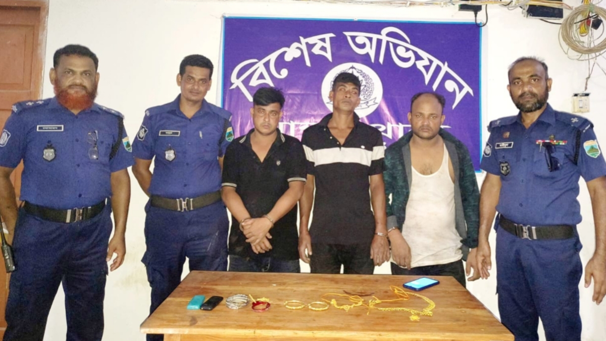নওগাঁয় ভুয়া ডিবি পুলিশ পরিচয়ে চাঁদাবাজি, আটক ৩