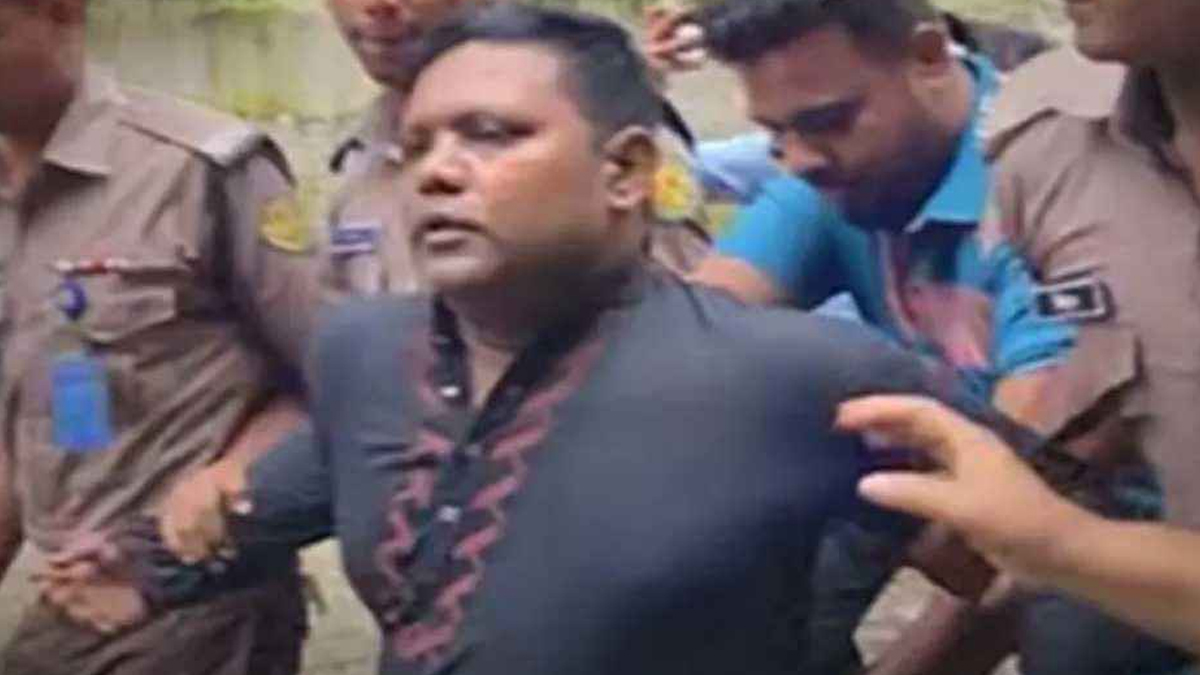 ধানমন্ডি ৩২ নম্বরে ফুল দিতে গিয়ে যুবলীগ কর্মী অর্ণব দাস আটক (ভিডিও)
