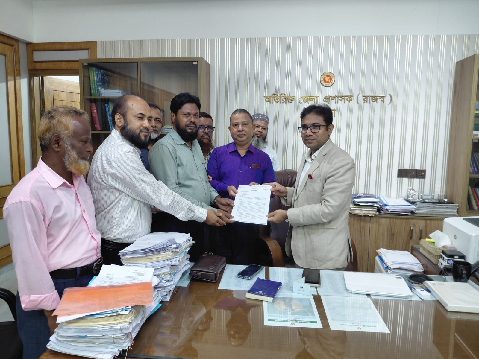 ঢাক জেলা প্রশাসকের কার্যালয়ে স্মারকলিপি প্রদান ম    প্রশাসনিক কর্মকর্তা কল্যাণ সমিতির সদস্যবৃন্দ