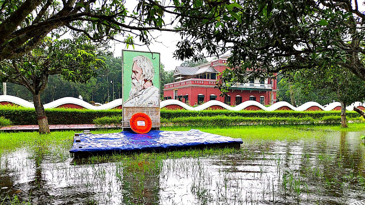 টানা বৃষ্টিতে জলমগ্ন রবীন্দ্র কুঠিবাড়ি, ভোগান্তিতে দর্শনার্থী