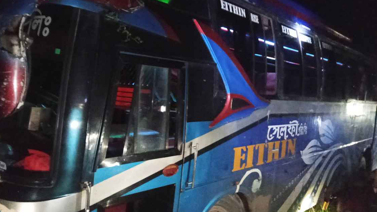 গুগল ম্যাপের নির্দেশনায় ভুল পথে পর্যটকবাহী বাস
