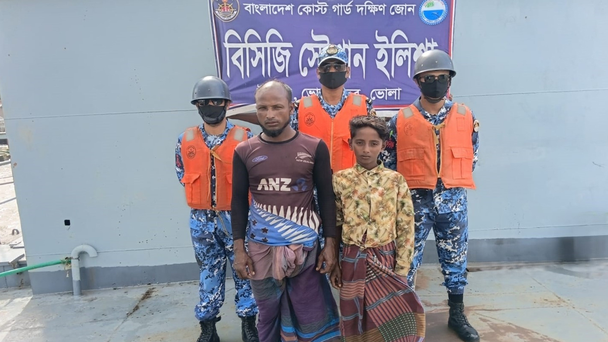 ভোলায় মেঘনায় নৌকাডুবি, দুই জেলেকে জীবিত উদ্ধার করল কোস্টগার্ড