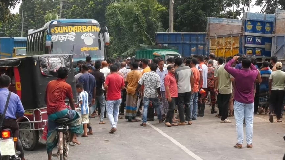 ঝিনাইদহে বাসচাপায় স্ত্রী নি.হ.ত, হাসপাতালে নেওয়ার পথে স্বামীর মৃ.ত্যু