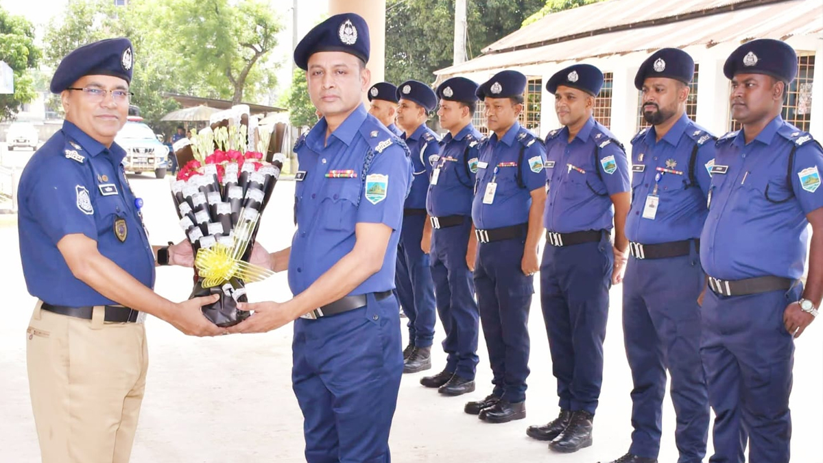 ধামইরহাট থানা পরিদর্শনে নওগাঁর পুলিশ সুপার