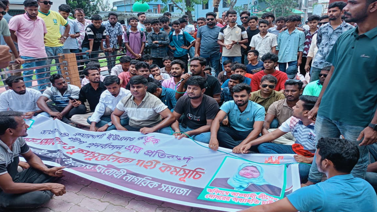 কুমারখালীতে ফ্যামিলি কার্ডের তথ্য সংগ্রহকারী নিয়োগ নিয়ে ইউএনও কার্যালয় ঘেরাও