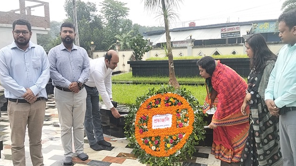 যথাযোগ্য মর্যাদায় চুয়াডাঙ্গায় স্থানীয় শহীদ দিবস পা‌লিত