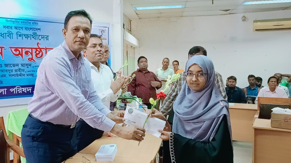 মেহেরপুরে ৭০ মেধাবী শিক্ষার্থীকে জেলা পরিষদের বৃত্তি প্রদান