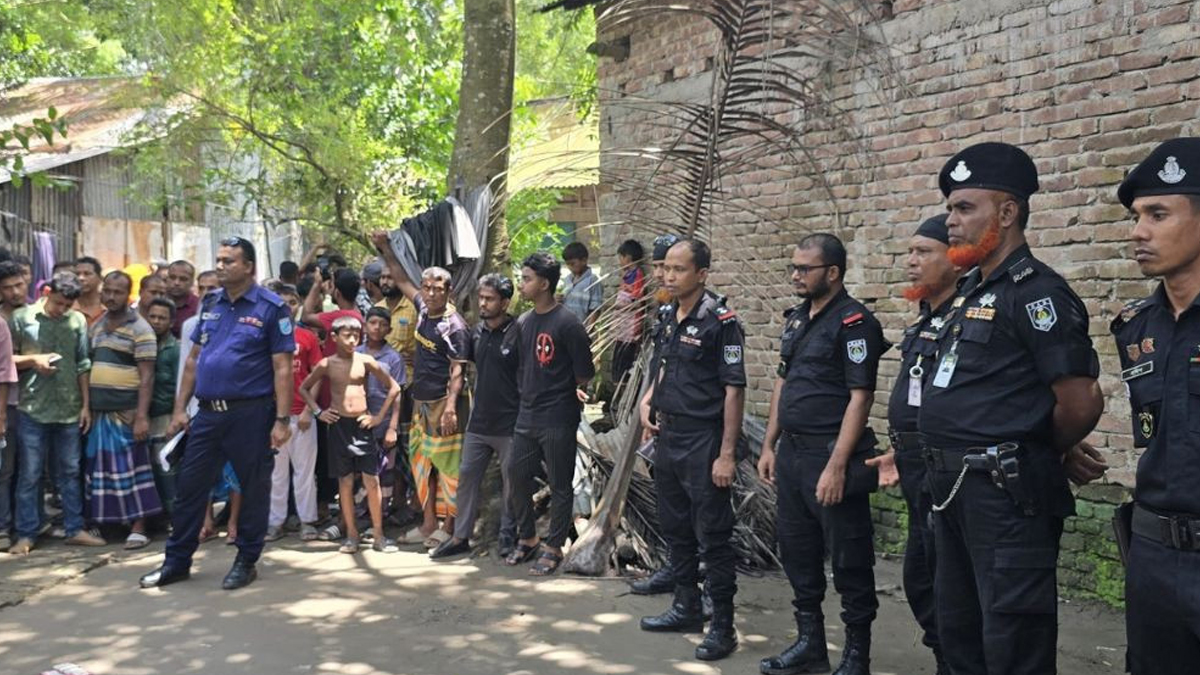 মাদারীপুরে মহিলা মাদরাসায় ককটেল বিস্ফোরণে ৫ শিক্ষার্থী আহত