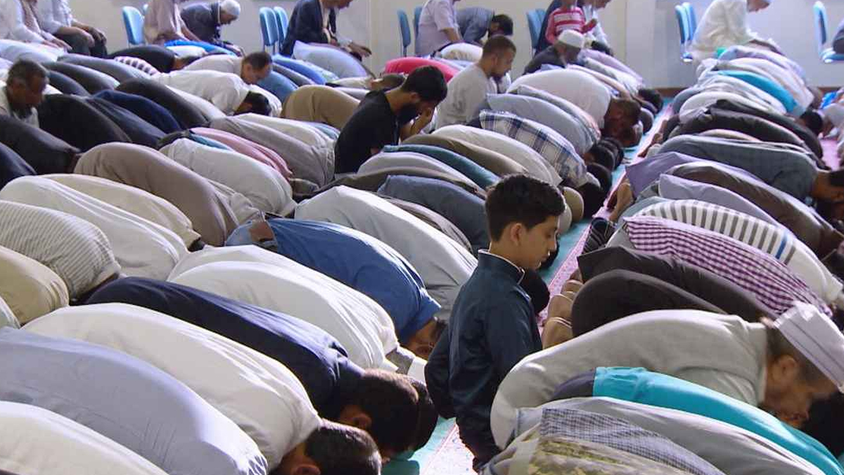 জুমার দিন আগে মসজিদে গেলে মিলবে যে সওয়াব