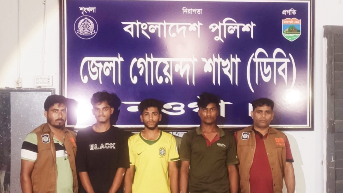 দ.স্যু.তা.র প্রস্তুতি: নওগাঁয় দেশীয় অ.স্ত্র ও দড়িসহ ৩ কিশোর গ্যাং সদস্য আটক