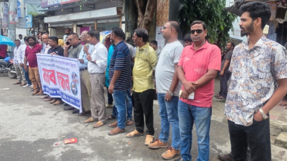সাংবাদিক উল্লাসের ওপর হামলা, কুষ্টিয়ায় মানববন্ধন