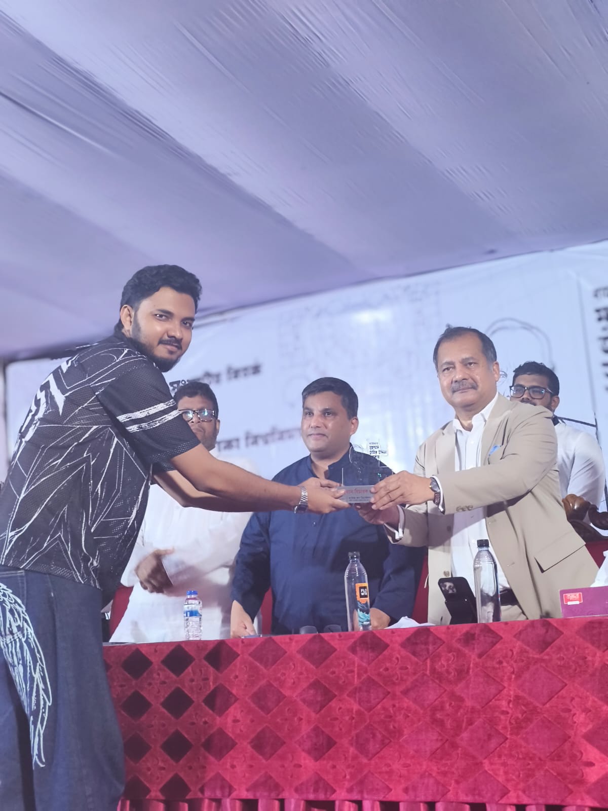ক্রেস্ট গ্রহণ করেন প্রধান বিচারক মোঃ রেদোয়ান জাকির অন্ত।