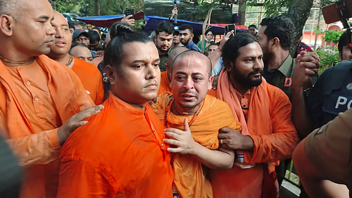 প্যারোলে মুক্তি পেয়ে মায়ের শেষকৃত্যে চিন্ময় কৃষ্ণ দাস ব্রহ্মচারী