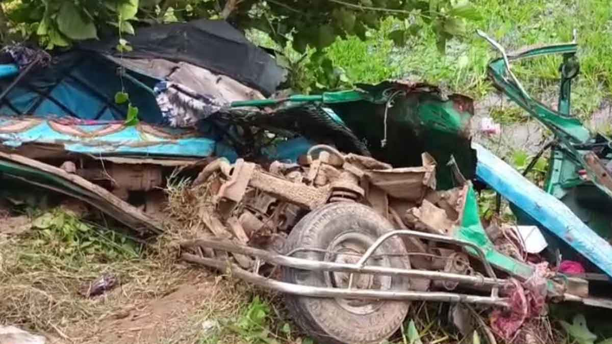 গাজীপুরের কালিয়াকৈরে সিএনজি ও কাভার্ডভ্যান সংঘর্ষে নি.হ.ত ৩