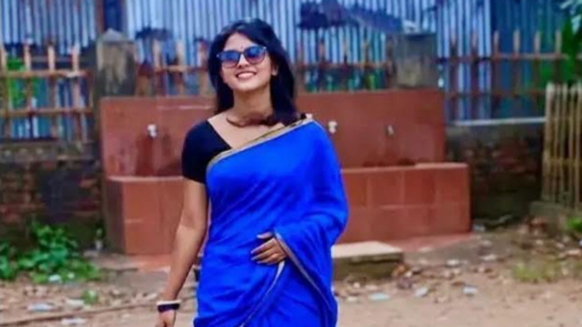 ফেসবুক বিতর্ক পেরিয়ে সম্মাননার মঞ্চে বিউটি রানী পাল