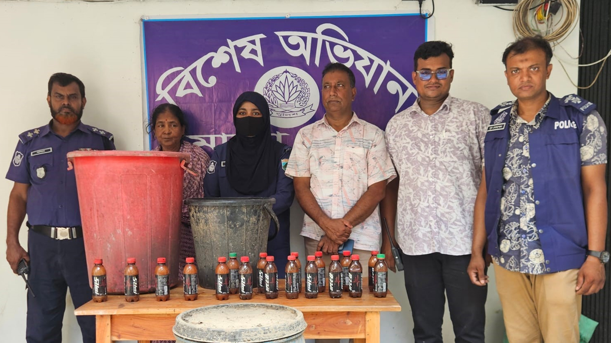 নওগাঁর পত্নীতলায় আবাসিক ভবনে চুরির অভিযোগে আটক ২
