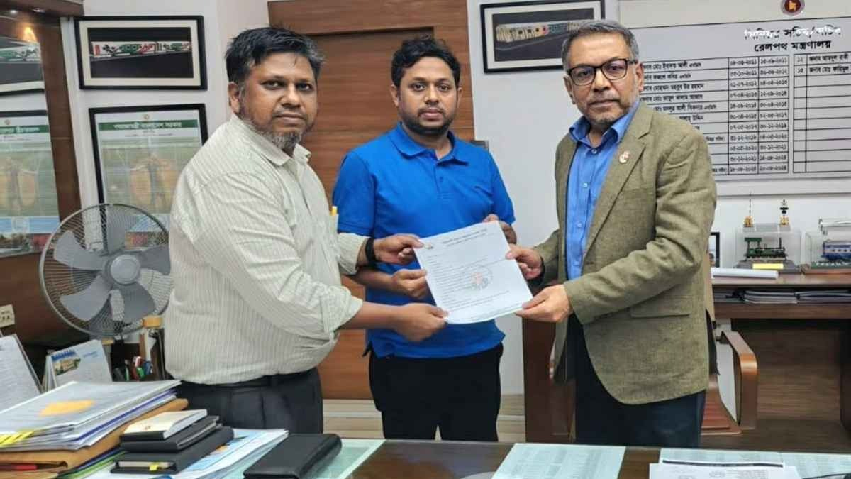 নোয়াখালীতে নতুন ট্রেন চালু ও রেলসেবা উন্নয়নের দাবিতে সচিবকে স্মারকলিপি