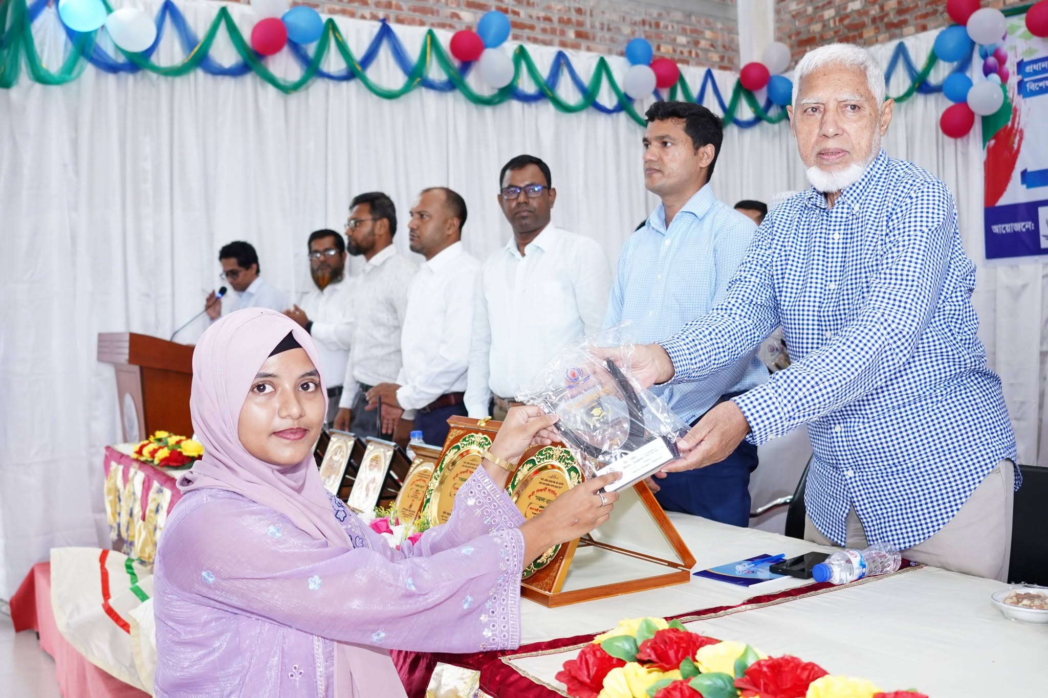 ফরিদ আহমেদ ভূইয়া একাডেমিতে কৃতী শিক্ষার্থীরা সংবর্ধীত