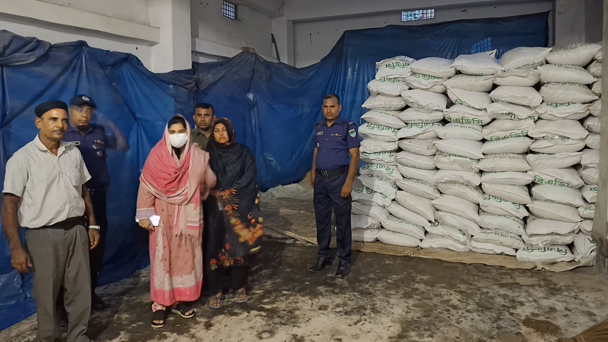 চুয়াডাঙ্গার জীবননগরে ৪০৩ বস্তা সরকারি সার জব্দ