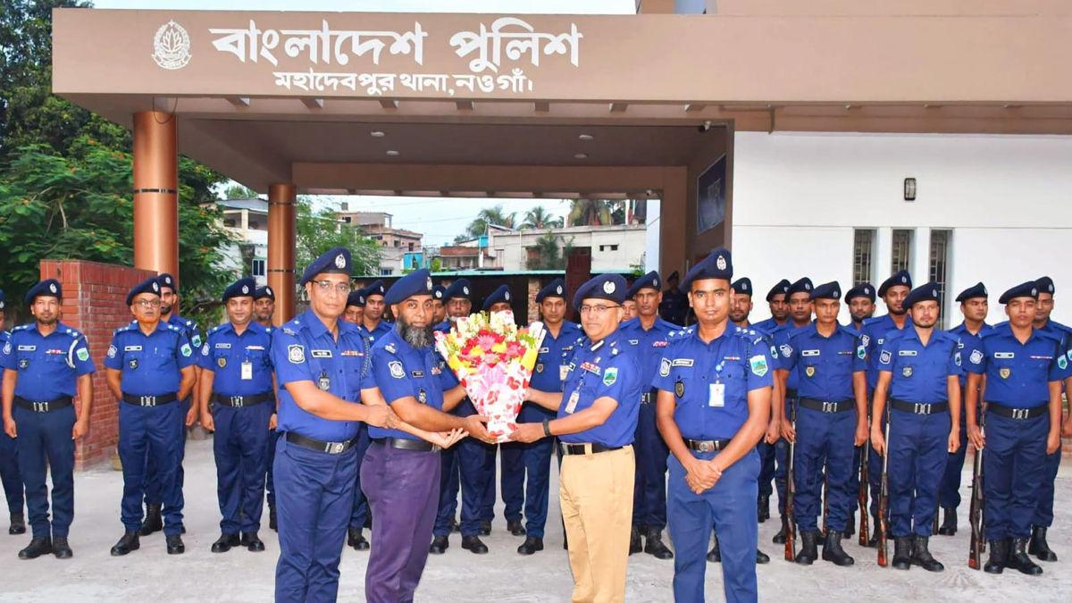 নওগাঁ পুলিশ সুপারের মহাদেবপুর থানা বার্ষিক পরিদর্শন