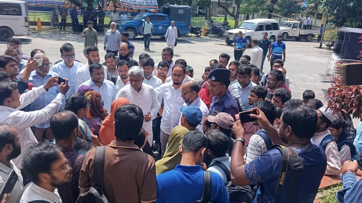যশোরে নিয়োগপত্রের দাবিতে চূড়ান্ত সুপারিশপ্রাপ্ত শিক্ষকের অবস্থান