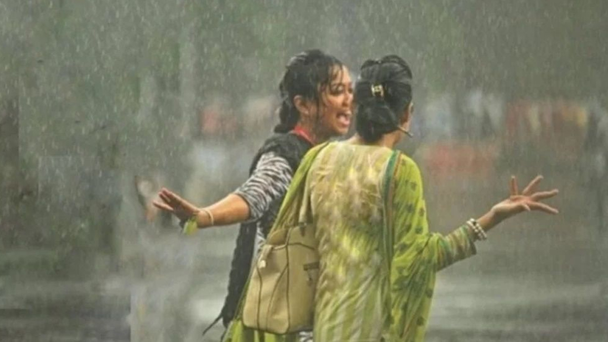 বৃষ্টিতে ভিজে গেলে কী করবেন, কী করবেন না