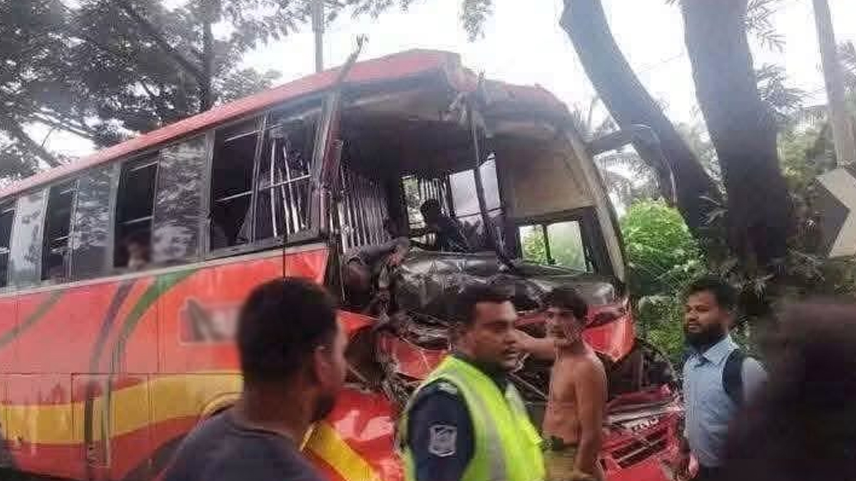 ফেনীর ছাগলনাইয়ায় বাস-লরি-কাভার্ডভ্যান সংঘর্ষে নিহত ৪