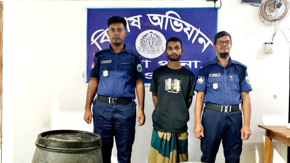 নওগাঁর মান্দায় চোলাই ম.দ.স.হ যুবক গ্রে.প্তা.র