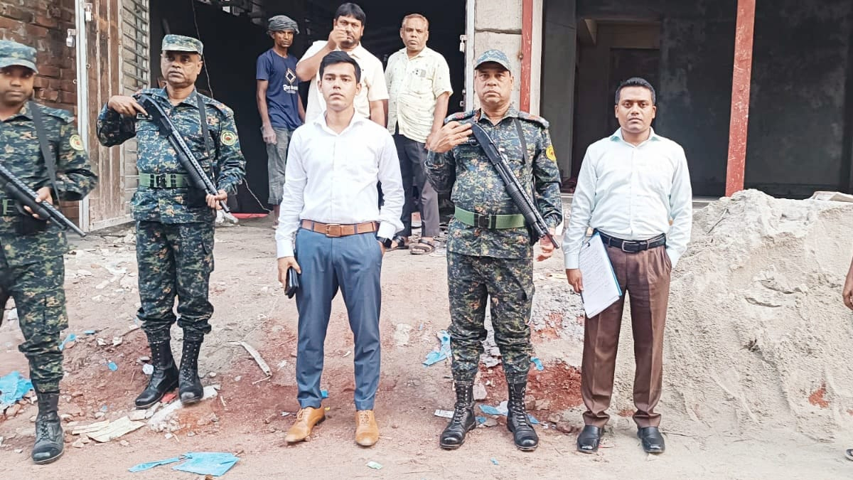 নওগাঁয় বায়ুদূষণে দুই ভবন মালিকের জরিমানা