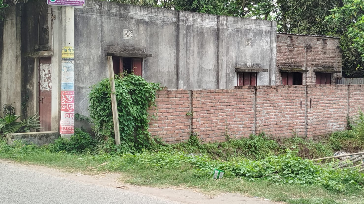 পাবনার সাঁথিয়ায় ১৪৪ ধারা ভেঙে সীমানা প্রাচীর ভাঙার অভিযোগ