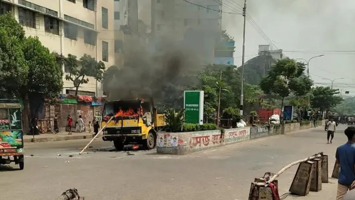 মিরপুরে ফুটপাতে উচ্ছেদ অভিযানে সংঘর্ষ