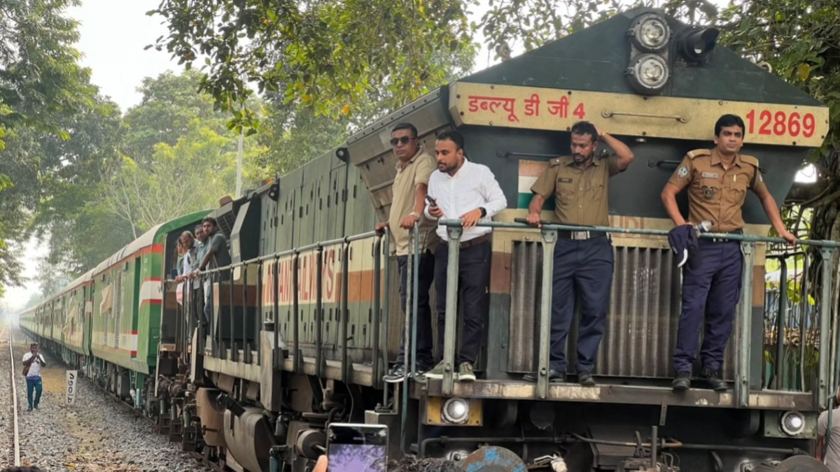 দর্শনা সীমান্ত দিয়ে ভারত থেকে এল ১৮টি ব্রডগেজ রেলকোচ