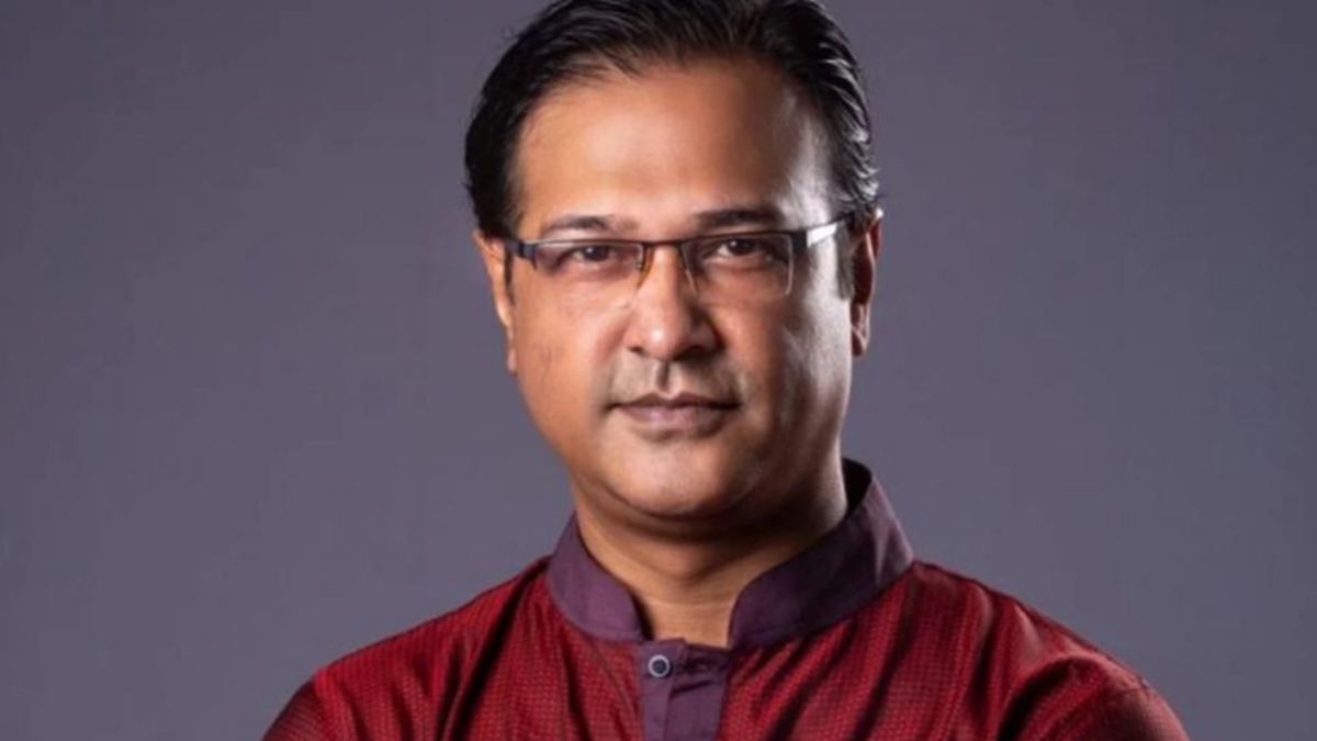 অল্পের জন্য রক্ষা পেলেন আসিফ আকবর, গাড়ি লক্ষ্য করে গুলি