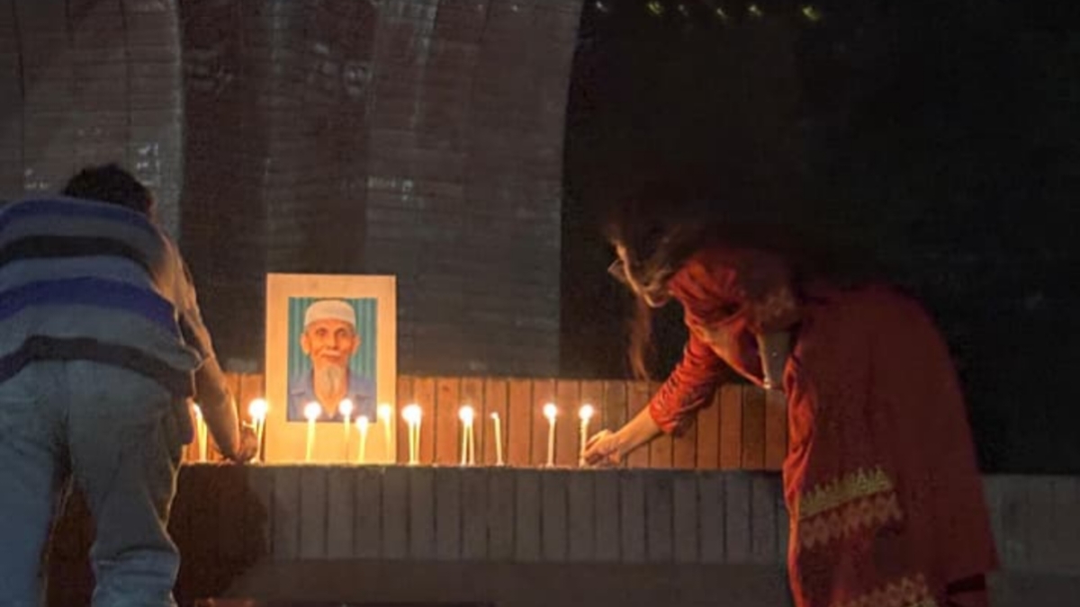 মুক্তিযোদ্ধা মানিক পশারীর দাফনে বাধার প্রতিবাদে জাবিতে মোমবাতি প্রজ্বলন
