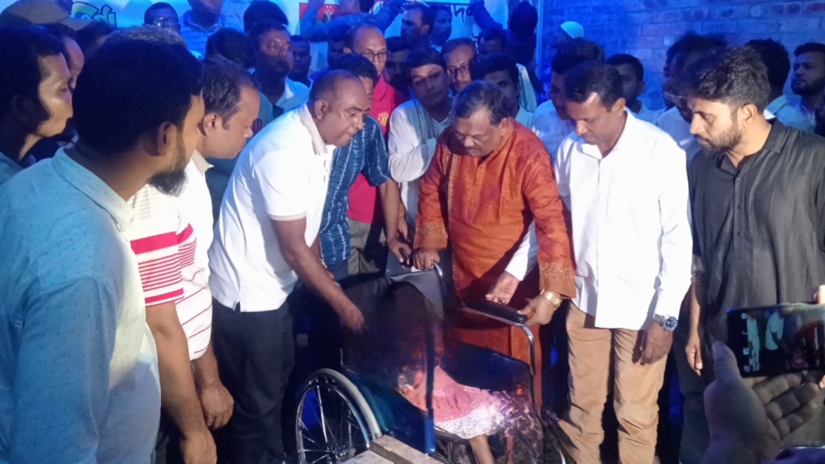 প্রতিষ্ঠাবার্ষিকীতে লালমনিরহাটে যুবদলের হুইলচেয়ার বিতরণ