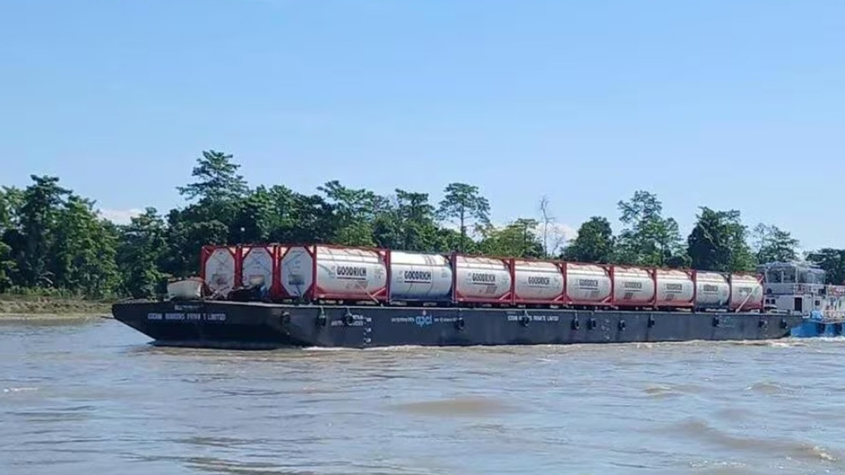আসাম থেকে ঢাকার পথে প্রথম কার্গো জাহাজ