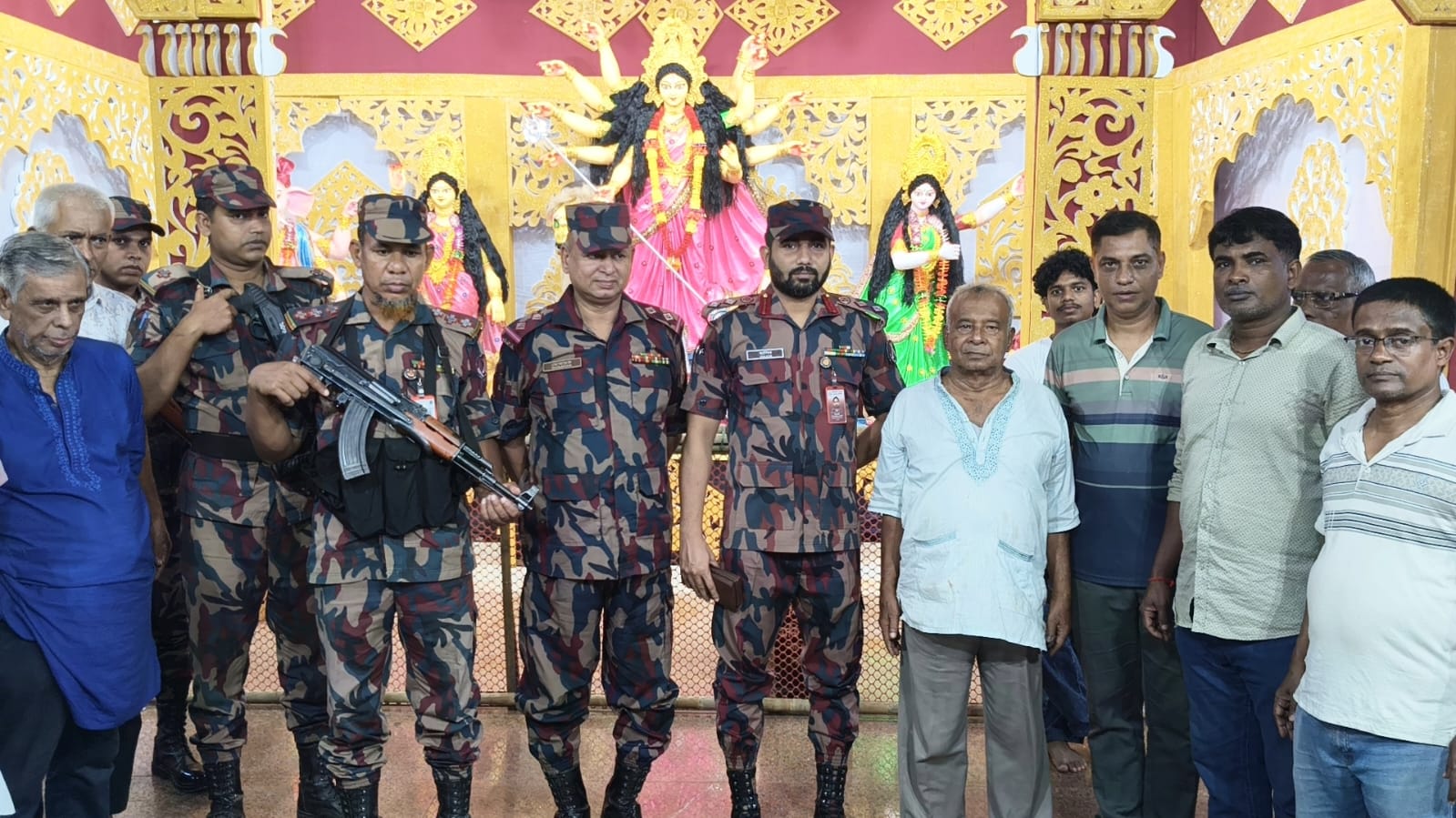 পরশুরামে তিন পূজামণ্ডপ পরিদর্শন করলেন ৪ বিজিবির অধিনায়ক