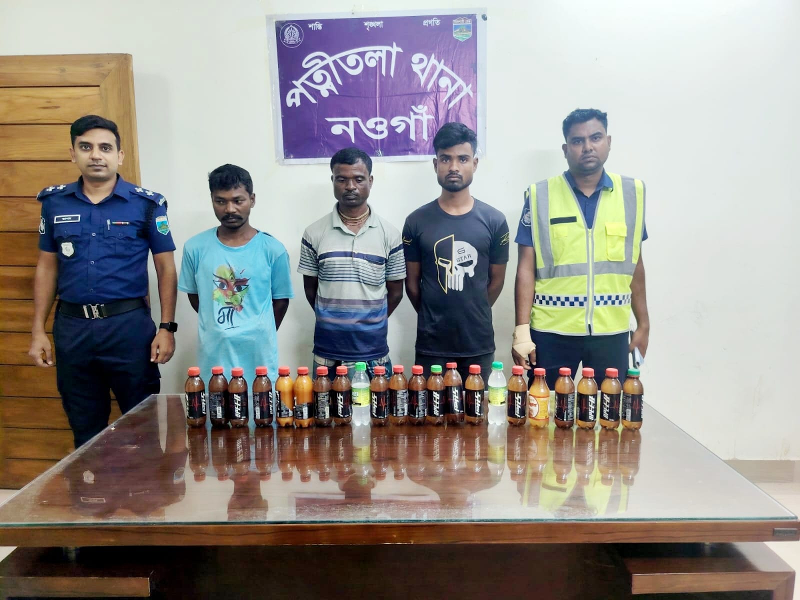নওগাঁ পত্নীতলা থানা পুলিশের অভিযানে বিপুল পরিমাণ মাদক সহ ৩ জন আটক