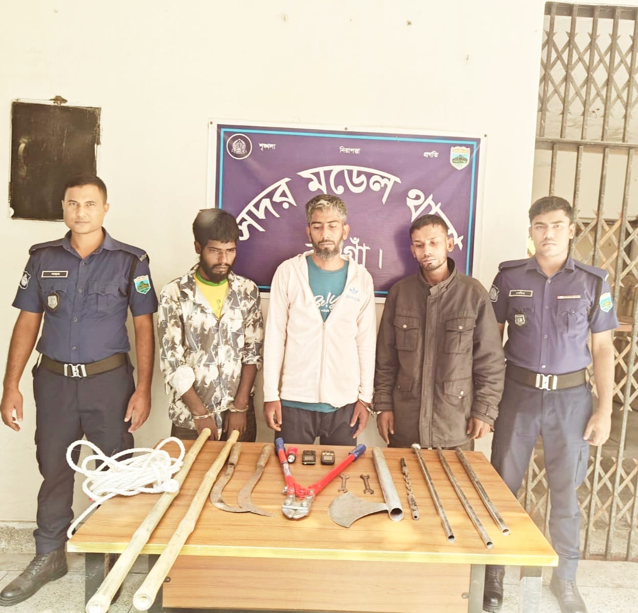 নওগাঁ  পুলিশের অভিযানে ডাকাতির প্রস্তুুতি কালে ৩ ডাকাত আটক