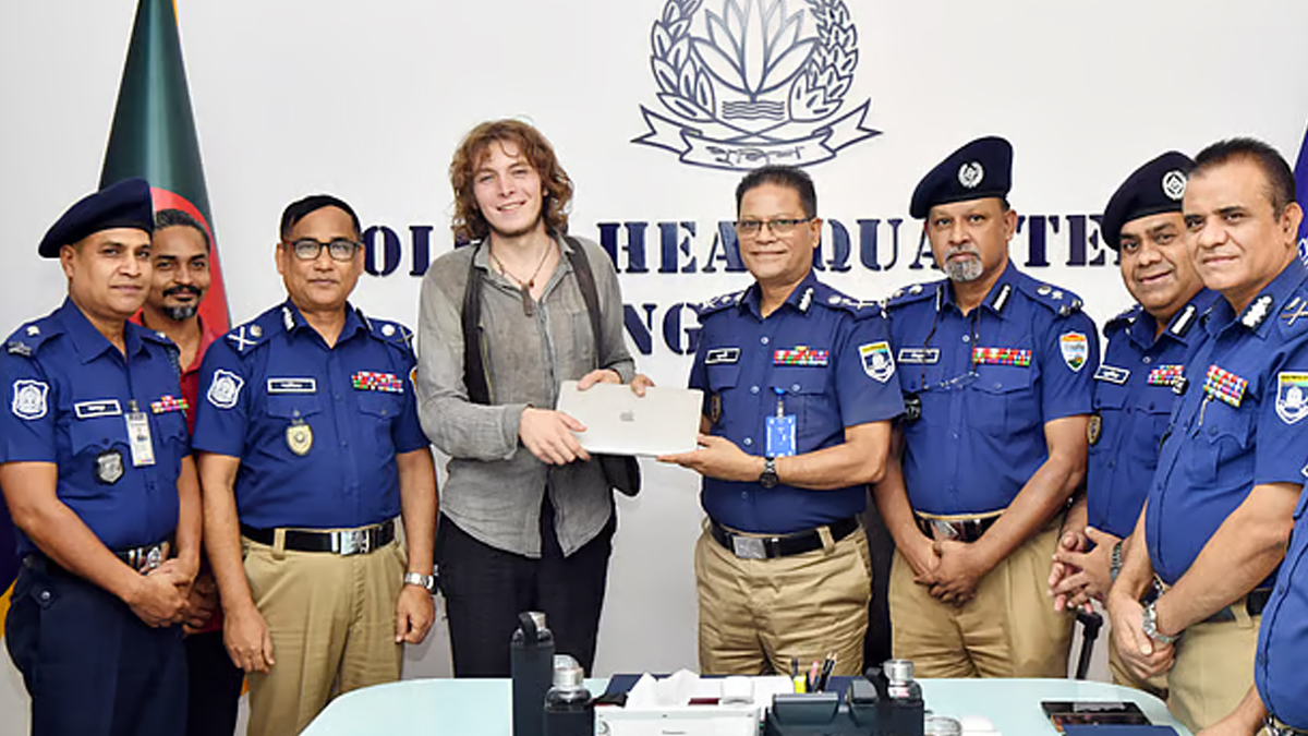জার্মান পর্যটককে চুরি হওয়া ল্যাপটপ ফেরত দিল পুলিশ
